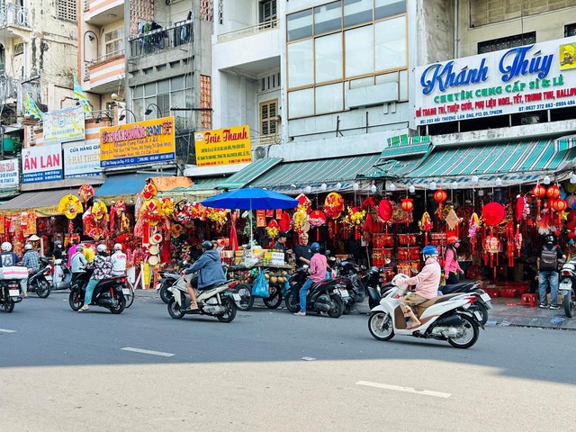 Chợ Lớn gi&aacute;p Tết: T&igrave;m phong vị cũ, check-in Phố Mai rực rỡ sắc xu&acirc;n- Ảnh 1.