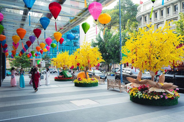 Chợ Lớn gi&aacute;p Tết: T&igrave;m phong vị cũ, check-in Phố Mai rực rỡ sắc xu&acirc;n- Ảnh 6.