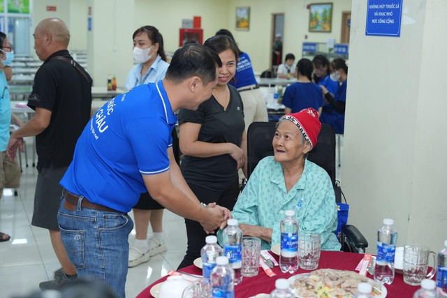 Gieo Xuân ấm từ lòng sẻ chia: Hành trình vì cộng đồng của Long Châu - Ảnh 9.