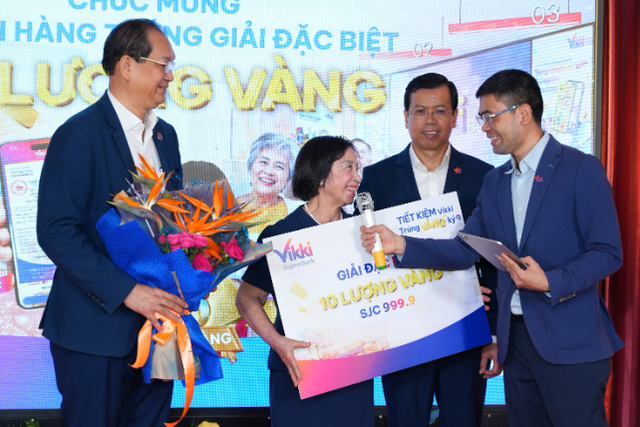 Gửi tiết kiệm 1,1 tỷ đồng, khách hàng Vikki trúng 10 lượng vàng  - Ảnh 1.