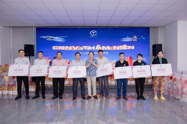 Nhiều tạp vụ, bảo vệ bật khóc khi nhận thưởng Tết là một lượng vàng 9999 - Ảnh 1.