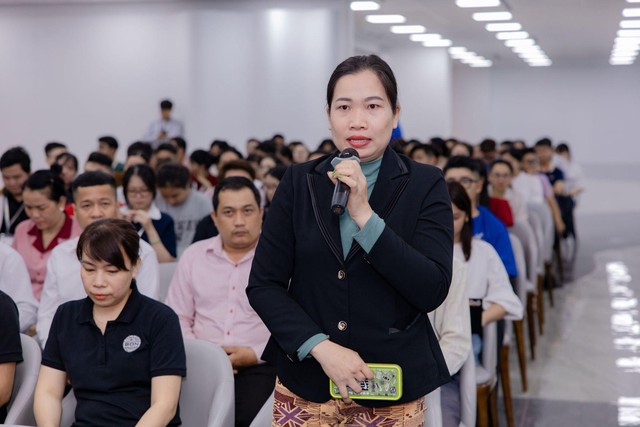 Nhiều tạp vụ, bảo vệ bật khóc khi nhận thưởng Tết là một lượng vàng 9999 - Ảnh 2.