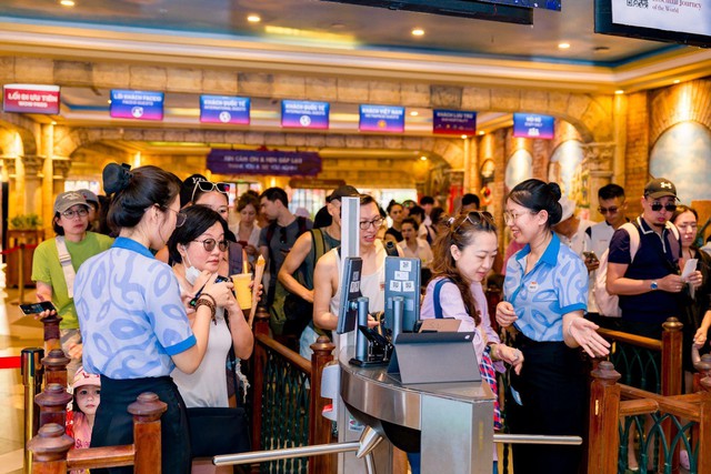 Tấp nập kh&aacute;ch quốc tế ở Thị trấn Ho&agrave;ng H&ocirc;n, Ph&uacute; Quốc dịp Tết Nguy&ecirc;n đ&aacute;n- Ảnh 1.