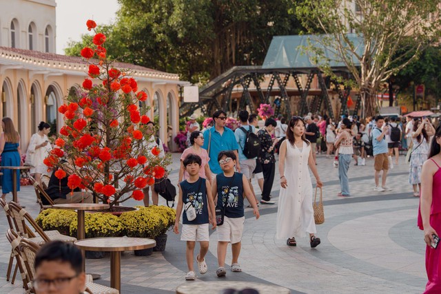 Tấp nập kh&aacute;ch quốc tế ở Thị trấn Ho&agrave;ng H&ocirc;n, Ph&uacute; Quốc dịp Tết Nguy&ecirc;n đ&aacute;n- Ảnh 3.