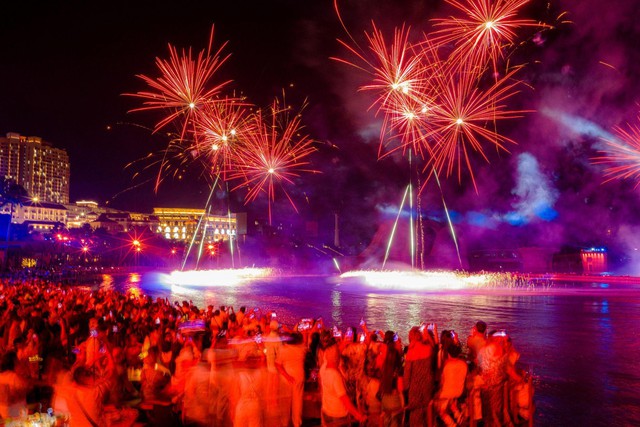 Tấp nập kh&aacute;ch quốc tế ở Thị trấn Ho&agrave;ng H&ocirc;n, Ph&uacute; Quốc dịp Tết Nguy&ecirc;n đ&aacute;n- Ảnh 4.