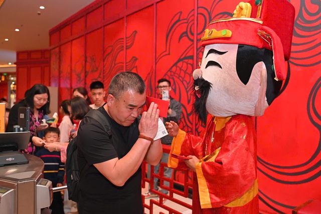 B&ugrave;ng nổ kh&ocirc;ng kh&iacute; chơi xu&acirc;n tại Sun World Ha Long- Ảnh 4.