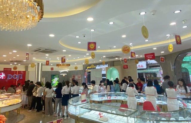 DOJI hút khách mua vàng bạc ngày Thần Tài- Ảnh 2.