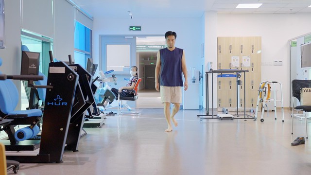 Phẫu thuật cho bệnh nhân liệt tứ chi sau cú nhảy tại bể bơi- Ảnh 3.