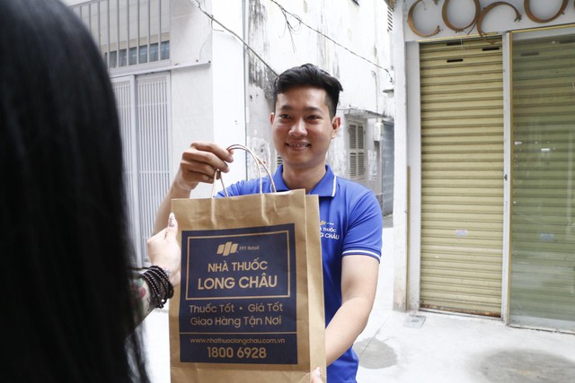 Bất chấp giá xăng tăng, Long Châu không tăng giá thuốc, miễn phí giao hàng- Ảnh 2.