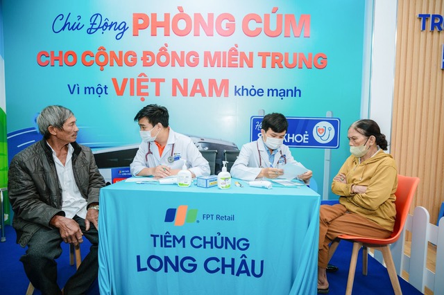 Long Châu và Abbott miễn phí 2.000 liều vắc xin cúm đến người dân miền Trung- Ảnh 1.