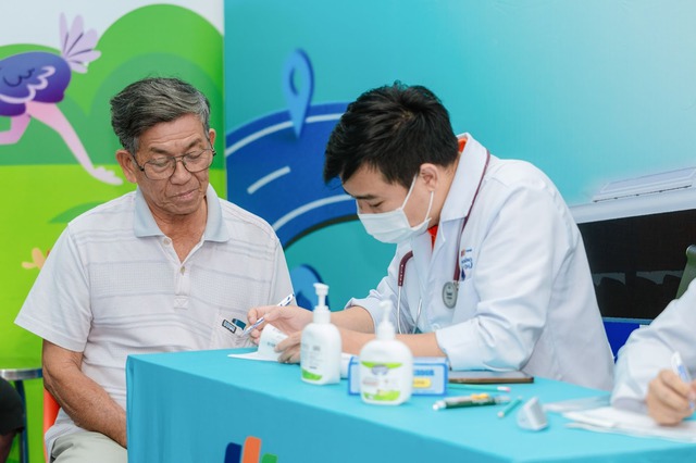 Long Châu và Abbott miễn phí 2.000 liều vắc xin cúm đến người dân miền Trung- Ảnh 4.