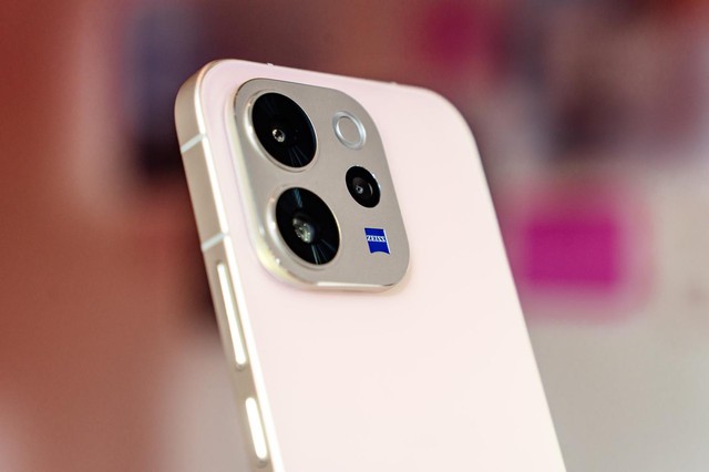 Từ m&aacute;y ảnh chuy&ecirc;n nghiệp đến smartphone: ZEISS đang mang điều g&igrave; l&ecirc;n vivo V70? - Ảnh 1.