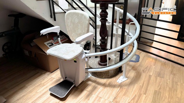 Thang ghế stairlift - giải ph&aacute;p cho người lớn tuổi m&agrave; kh&ocirc;ng cần cải tạo nh&agrave; - Ảnh 2.