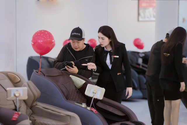 Giá xăng biến động, ông lớn Kingsport tung ưu đãi: Mua ghế massage, nhận xe điện- Ảnh 2.