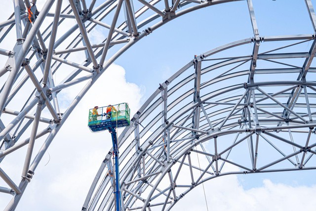 Cận cảnh mái thép Trung tâm Hội nghị APEC Phú Quốc, nặng gần 100 máy bay Boeing- Ảnh 1.