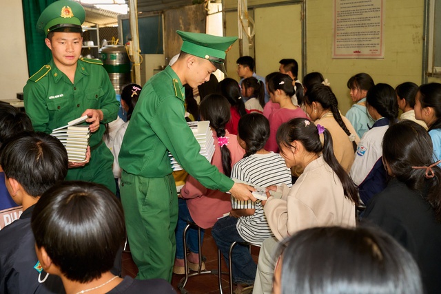 Hành trình Từ Trái Tim – Lên biên giới trao khát vọng, lan tỏa tri thức - Ảnh 13.
