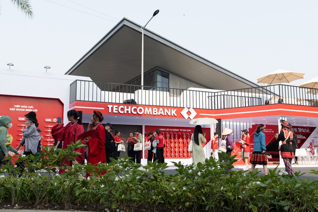 Kim chủ quốc dân Techcombank chiều “Gai Con” hết mực, xoa dịu hội chứng hậu concert - Ảnh 2.