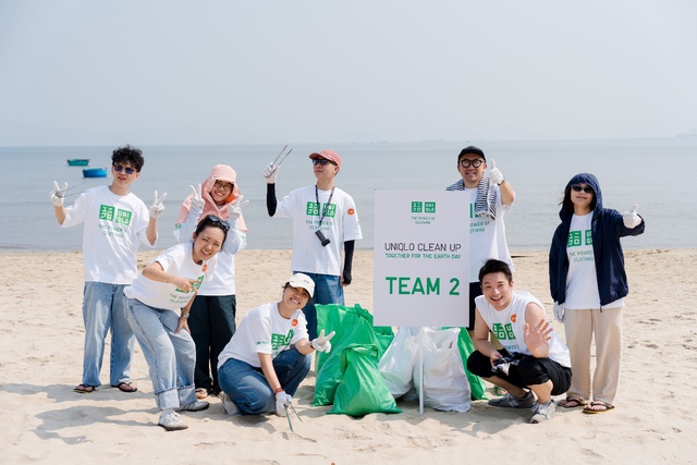 Nhân viên UNIQLO dọn rác bãi biển hưởng ứng Ngày Trái Đất - Ảnh 2.