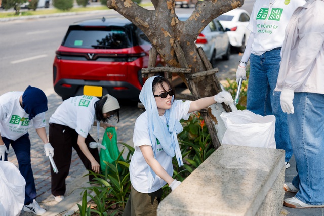 Nhân viên UNIQLO dọn rác bãi biển hưởng ứng Ngày Trái Đất - Ảnh 4.