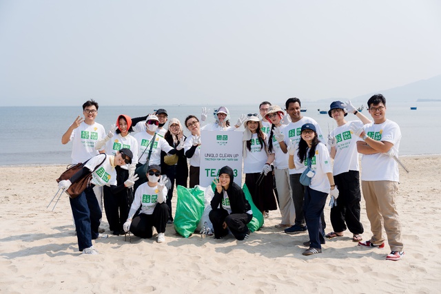 Nhân viên UNIQLO dọn rác bãi biển hưởng ứng Ngày Trái Đất - Ảnh 5.