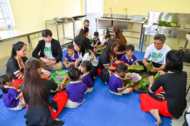 Nhân viên UNIQLO dọn rác bãi biển hưởng ứng Ngày Trái Đất - Ảnh 7.