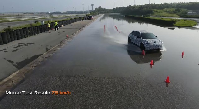 Loạt bài thử vận hành cho thấy định hướng chú trọng an toàn trên Geely EX2- Ảnh 1.