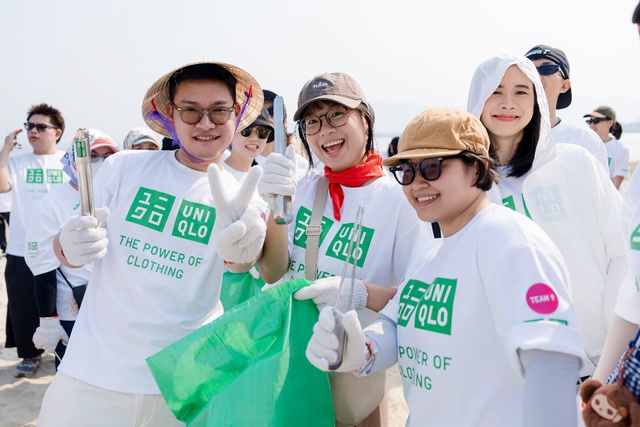 Nhân viên UNIQLO dọn rác bãi biển hưởng ứng Ngày Trái Đất - Ảnh 1.