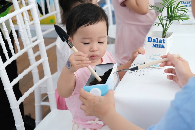 Workshop Vỏ hộp tái ‘xinh’ 4: Lan tỏa vòng tuần hoàn xanh hưởng ứng Ngày Trái Đất - Ảnh 1.