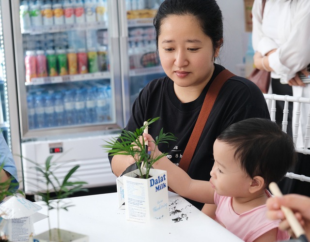 Workshop Vỏ hộp tái ‘xinh’ 4: Lan tỏa vòng tuần hoàn xanh hưởng ứng Ngày Trái Đất - Ảnh 2.