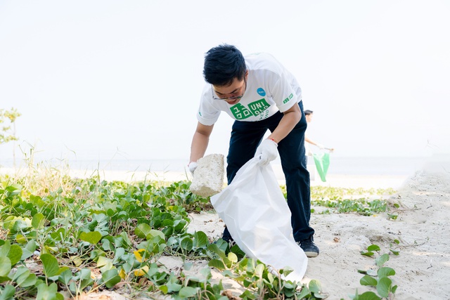 Nhân viên UNIQLO dọn rác bãi biển hưởng ứng Ngày Trái Đất - Ảnh 3.