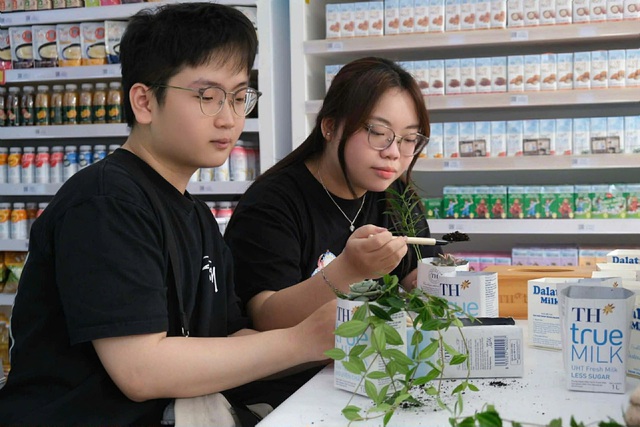 Workshop Vỏ hộp tái ‘xinh’ 4: Lan tỏa vòng tuần hoàn xanh hưởng ứng Ngày Trái Đất - Ảnh 3.