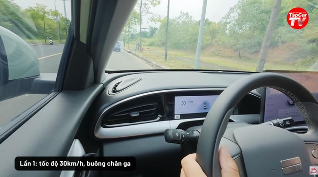 Loạt bài thử vận hành cho thấy định hướng chú trọng an toàn trên Geely EX2- Ảnh 4.