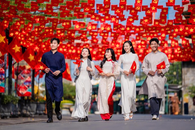 Chợ l&aacute; v&agrave; đại lộ cờ hoa tại n&uacute;i B&agrave; Đen đ&atilde; sẵn s&agrave;ng đ&oacute;n kh&aacute;ch dịp Giỗ Tổ v&agrave; 30/4- Ảnh 1.