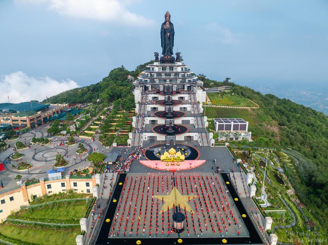 Chợ l&aacute; v&agrave; đại lộ cờ hoa tại n&uacute;i B&agrave; Đen đ&atilde; sẵn s&agrave;ng đ&oacute;n kh&aacute;ch dịp Giỗ Tổ v&agrave; 30/4- Ảnh 2.