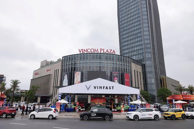 Từ t&ograve; m&ograve; với xe điện, kh&aacute;ch h&agrave;ng H&agrave; Tĩnh &ldquo;cho&aacute;ng&rdquo; với c&ocirc;ng nghệ, sức mạnh của VinFast VF 6 chỉ sau một v&ograve;ng l&aacute;i thử- Ảnh 1.