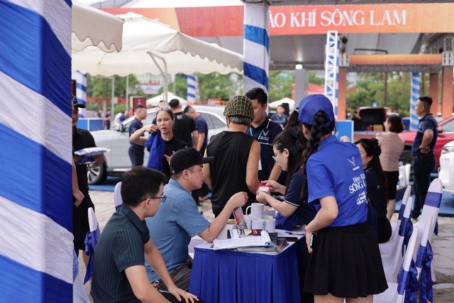 Từ t&ograve; m&ograve; với xe điện, kh&aacute;ch h&agrave;ng H&agrave; Tĩnh &ldquo;cho&aacute;ng&rdquo; với c&ocirc;ng nghệ, sức mạnh của VinFast VF 6 chỉ sau một v&ograve;ng l&aacute;i thử- Ảnh 2.