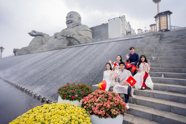 Chợ l&aacute; v&agrave; đại lộ cờ hoa tại n&uacute;i B&agrave; Đen đ&atilde; sẵn s&agrave;ng đ&oacute;n kh&aacute;ch dịp Giỗ Tổ v&agrave; 30/4- Ảnh 11.