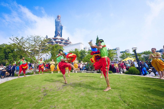 Chợ l&aacute; v&agrave; đại lộ cờ hoa tại n&uacute;i B&agrave; Đen đ&atilde; sẵn s&agrave;ng đ&oacute;n kh&aacute;ch dịp Giỗ Tổ v&agrave; 30/4- Ảnh 12.