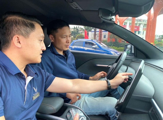 Từ t&ograve; m&ograve; với xe điện, kh&aacute;ch h&agrave;ng H&agrave; Tĩnh &ldquo;cho&aacute;ng&rdquo; với c&ocirc;ng nghệ, sức mạnh của VinFast VF 6 chỉ sau một v&ograve;ng l&aacute;i thử- Ảnh 4.