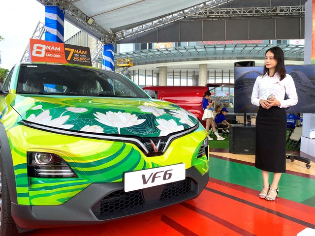 Từ t&ograve; m&ograve; với xe điện, kh&aacute;ch h&agrave;ng H&agrave; Tĩnh &ldquo;cho&aacute;ng&rdquo; với c&ocirc;ng nghệ, sức mạnh của VinFast VF 6 chỉ sau một v&ograve;ng l&aacute;i thử- Ảnh 5.