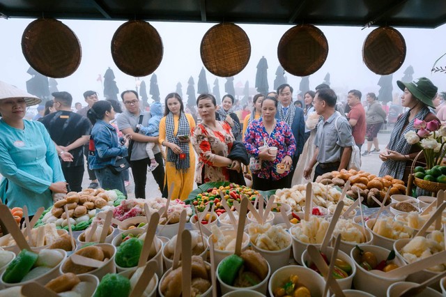 Chợ l&aacute; v&agrave; đại lộ cờ hoa tại n&uacute;i B&agrave; Đen đ&atilde; sẵn s&agrave;ng đ&oacute;n kh&aacute;ch dịp Giỗ Tổ v&agrave; 30/4- Ảnh 6.