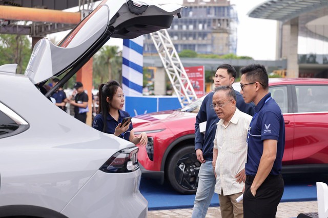 Từ t&ograve; m&ograve; với xe điện, kh&aacute;ch h&agrave;ng H&agrave; Tĩnh &ldquo;cho&aacute;ng&rdquo; với c&ocirc;ng nghệ, sức mạnh của VinFast VF 6 chỉ sau một v&ograve;ng l&aacute;i thử- Ảnh 6.