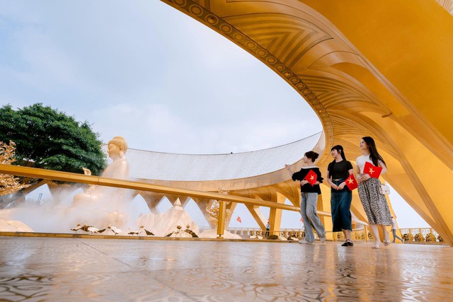 Chợ l&aacute; v&agrave; đại lộ cờ hoa tại n&uacute;i B&agrave; Đen đ&atilde; sẵn s&agrave;ng đ&oacute;n kh&aacute;ch dịp Giỗ Tổ v&agrave; 30/4- Ảnh 10.