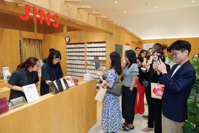 JINS đ&aacute;p c&aacute;nh Thủ đ&ocirc;: Tọa độ check-in mới toanh đậm chất Nhật tại AEON MALL H&agrave; Đ&ocirc;ng! - Ảnh 2.