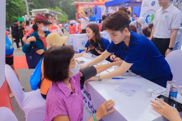 Long Châu và Bayer cùng ngành y tế đẩy lùi gánh nặng đột quỵ- Ảnh 2.