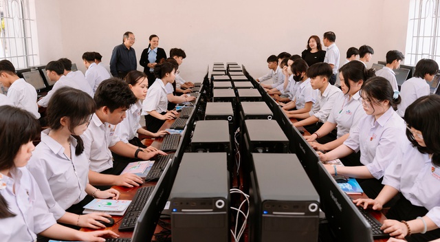 Tập đoàn FWD trao tặng thiết bị công nghệ giá trị 1 tỷ đồng cho các trường tại Khánh Hòa - Ảnh 1.