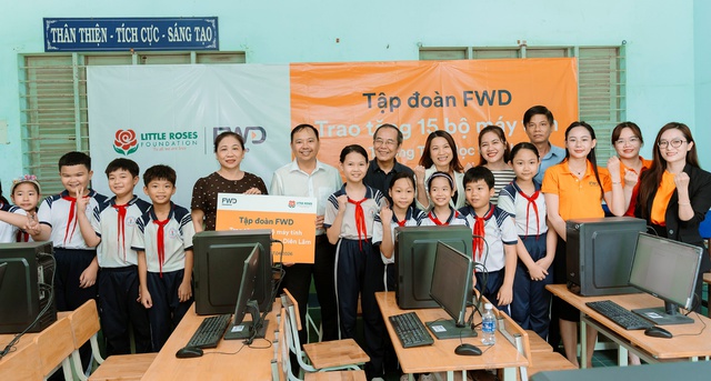 Tập đoàn FWD trao tặng thiết bị công nghệ giá trị 1 tỷ đồng cho các trường tại Khánh Hòa - Ảnh 2.