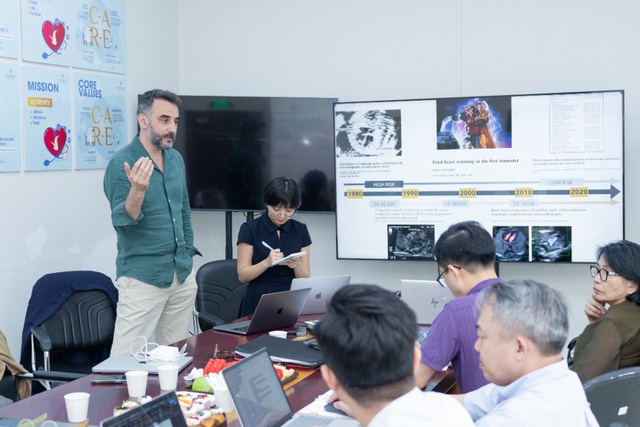 Vinmec đưa chuyên gia hàng đầu thế giới đến Việt Nam đào tạo chuyên sâu về y học bào thai- Ảnh 1.