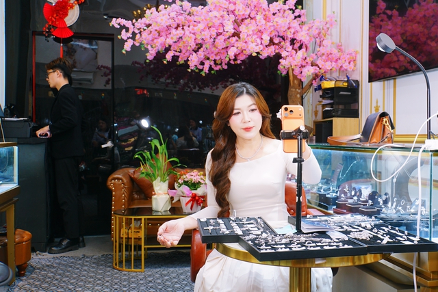 CEO trực tiếp bán hàng trên livestream, bảo chứng uy tín từ người lãnh đạo - Ảnh 2.