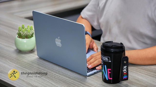 Đánh giá MacBook Air M5: Vẫn là chiếc máy tính xách tay phù hợp cho số đông - Ảnh 1.